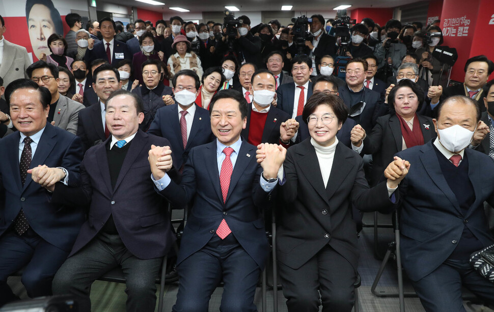 김기현 의원(앞줄 가운데)이 9일 서울 영등포구 여의도 자신의 ‘이기는 캠프’ 개소식에서 참석자들과 기념사진을 찍고 있다. 앞줄 왼쪽부터 이병석 전 국회부의장, 이인제 전 경기지사, 김 의원, 부인인 이선애씨, 황우여 국민의힘 상임고문. 강창광 선임기자