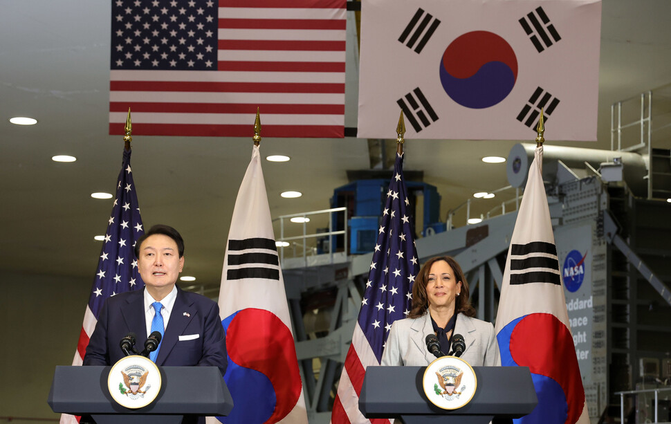 윤석열 대통령이 25일(현지시각) 메릴랜드주에 있는 미국 항공우주국(NASA) 고다드 우주센터에서 카멀라 해리스 미국 부통령과 함께 방문해 공동기자회견을 하고 있다. 윤운식 선임기자 yws@hani.co.kr