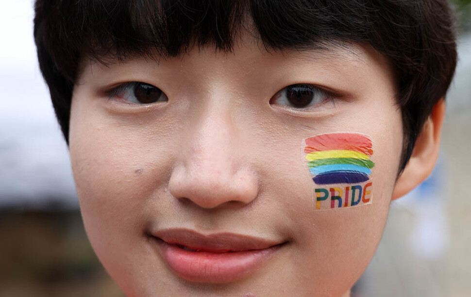 ‘제1회 성공회대학교 미니퀴어퍼레이드’가 열린 20일 오후 서울 구로구 성공회대 나눔관 광장에서 한 학생이 다양성을 상징하는 무지개 빛깔 타투 스티커를 뺨에 붙이고 있다. 김정효 기자 hyopd@hani.co.kr