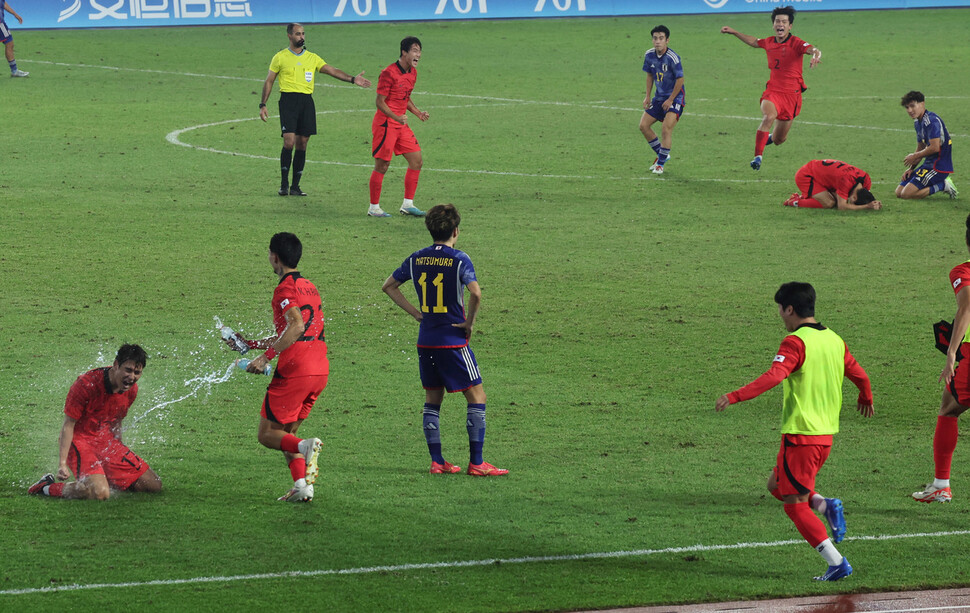 7일 2022 항저우 아시안게임 남자 축구 결승전에서 우승한 선수들이 기뻐하고 있다. 항저우/윤운식 선임기자