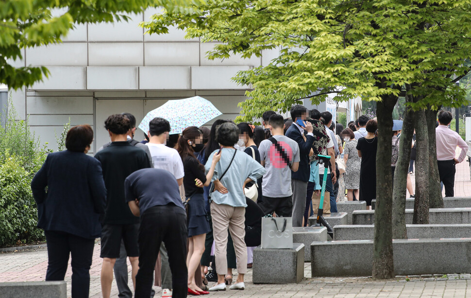 6일 오전 서울 마포구 서강대역 환승공영주차장 인근에 마련된 코로나19 임시선별검사소에  진단 검사를 받으려는 시민들이 줄지어 서 있다. 2021.7.6 hkmpooh@yna.co.kr/2021-07-06 14:55:01/ <저작권자 ⓒ 1980-2021 ㈜연합뉴스. 무단 전재 재배포 금지.>