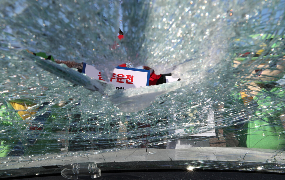‘도로교통공단, 2020 음주운전 제로 캠페인’에 마련된 사고차량의 깨진 유리 사이로 ‘음주운전, 범죄’ 손팻말이 보이고 있다. 이종근 선임기자 ‘도로교통공단, 2020 음주운전 제로 캠페인’에 마련된 사고차량의 깨진 유리 사이로 ‘음주운전, 범죄’ 손팻말이 보이고 있다. 이종근 선임기자