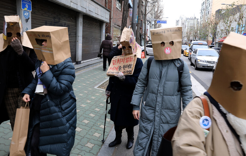 서울 망원역 부근에서 명백한 구금이자 인권침해인 외국인 보호소 폐지를 주장하며 종이봉투 가면을 쓰고 행진하고 있다. 윤운식 선임기자 yws@hani.co.kr