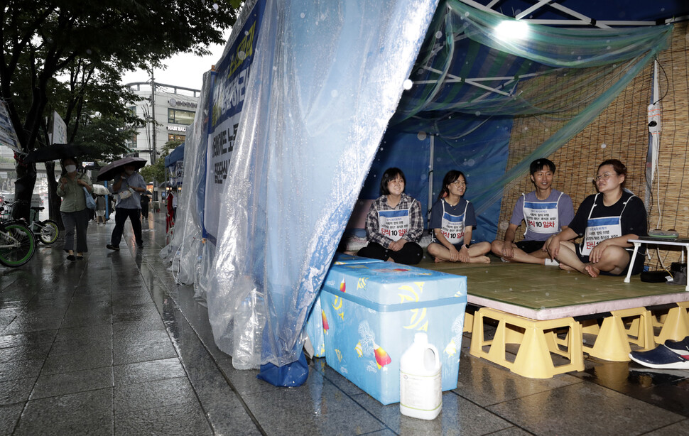 파리바게뜨 제빵기사 관련 사회적 합의 이행과 부당노동행위 사과 등을 요구하며 집단 단식에 나선 전국화학섬유식품노조 파리바게뜨지회 간부 4명이 지난달 13일 서울 서초구 양재동 에스피씨(SPC) 본사 앞 농성장에서 대화하고 있다. 왼쪽부터 나은경 서울분회장, 김예린 대전 분회장, 박수호 대의원, 최유경 수석부지회장. 현재는 최 수석부지회장이 홀로 32일째 단식을 이어가고 있다. 김명진 기자