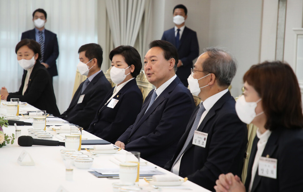 윤석열 대통령이 14일 용산 대통령실에서 열린 국민의힘 반도체산업경쟁력강화특별위원회 초청 오찬 간담회에서 모두발언을 하고 있다. 대통령실사진기자단