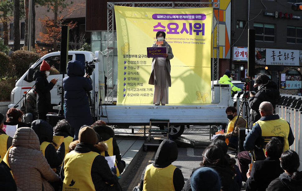 이나영 정의기억연대 이사장이 7일 오후 서울 종로구 옛 일본대사관 인근에서 열린 ‘제1573차 일본군 성노예제 문제 해결을 위한 정기 수요시위’에서 주간보고를 하고 있다. 김정효 기자