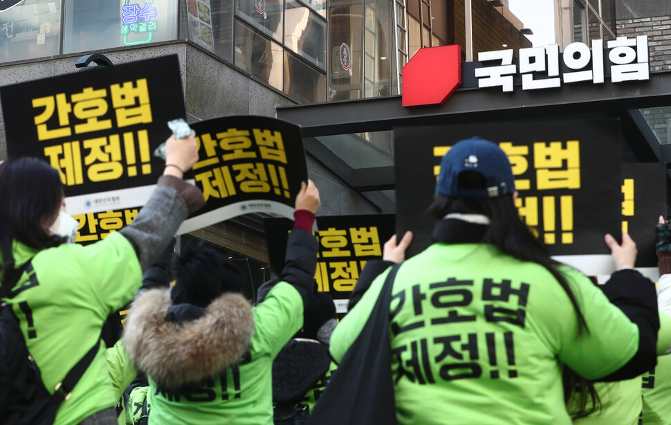 전국에서 모인 간호사와 에비간호사 등이 11일 오전 서울 여의도 국민의 힘 당사 앞에서 간호법 제정을 요구하는 시위를 벌이고 있다. 윤운식 선임기자 yws@hani.co.kr