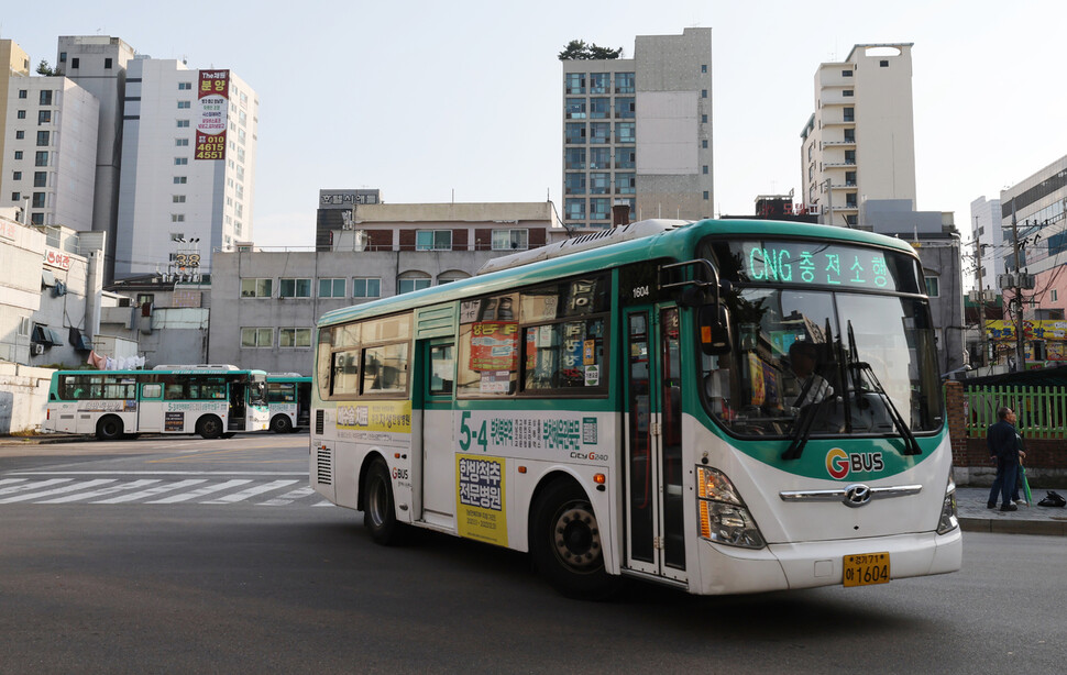 지난 14일 오후 경기도 부천시 부일로 소신여객 버스회사 차고지에서 현재 감차가 진행 중인 노선인 5-4번 버스가 충전소로 향하고 있다. 신소영 기자 viator@hani.co.kr