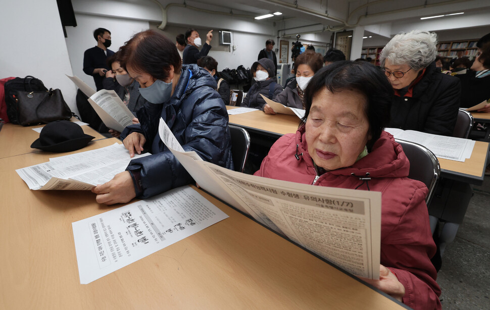 83살인 김강자 할머니(맨 오른쪽)가 시험 당일 유의사항이 적힌 안내문을 읽고 있다. 신소영 기자