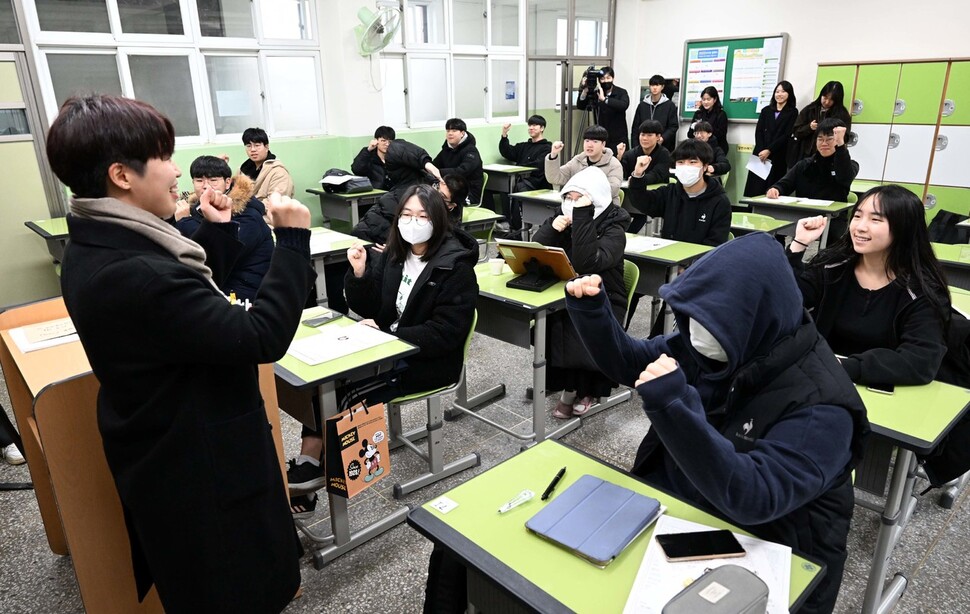 2024학년도 대학수학능력시험을 하루 앞둔 15일 오전 서울 영등포구 영신고등학교에서 3학년 학생들이 서로를 응원하고 있다. 공동취재사진