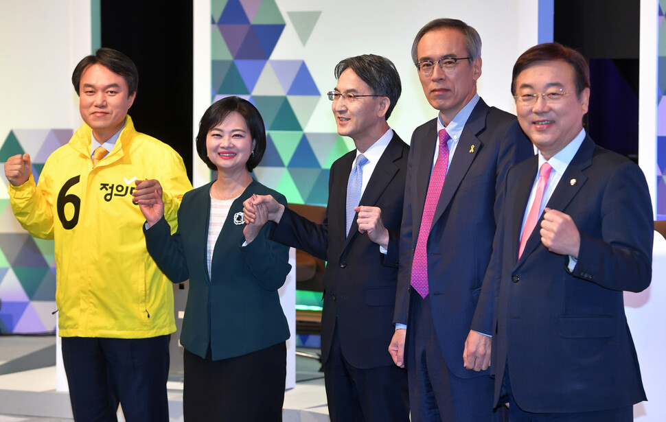 제21대 비례대표국회의원선거 후보자 토론회가 6일 오전 서울 상암 MBC 방송센터에서 열려 (맨 오른쪽부터) 김종석 미래한국당 의원, 주진형 열린민주당, 정필모 더불어시민당, 정혜선 민생당, 김종철 정의당 후보가 토론 시작에 앞서 선전을 다짐하고 있다. 국회사진기자단