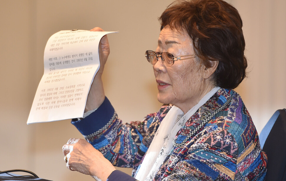 일본군 ‘위안부’ 피해자인 여성인권운동가 이용수(92) 할머니가 25일 오후 대구 수성구 만촌동 인터불고호텔에서 기자회견을 열고 정의기억연대 관련 의혹에 대한 소회를 밝히고 있다. 공동사진취재단