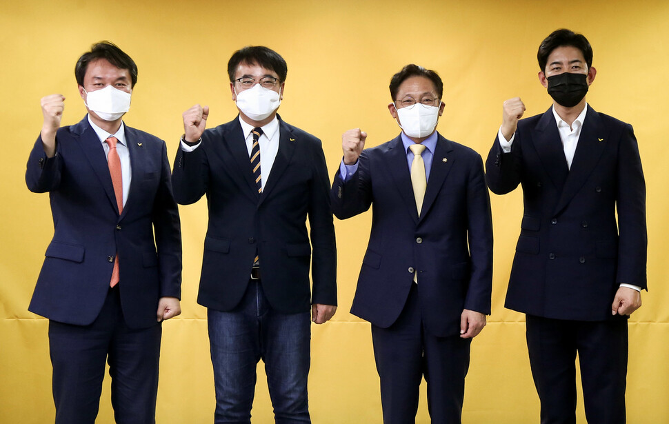 지난 12일 여의도 정의당 중앙당사에서 온라인 방식으로 열린 선거유세에서 대표 후보로 출마한 김종철(왼쪽부터), 김종민, 배진교, 박창진 후보가 포즈를 취하고 있다. 연합뉴스
