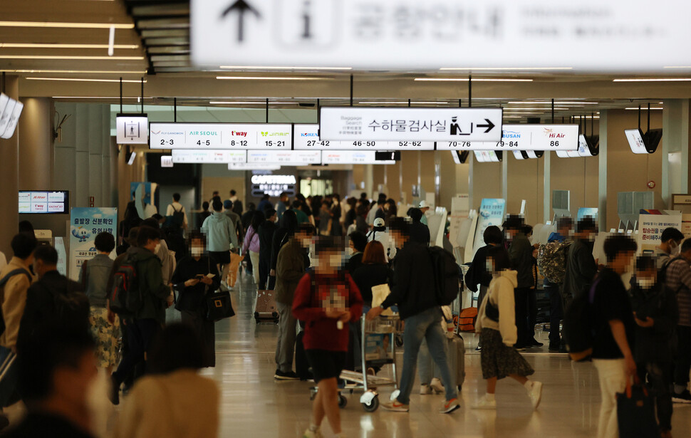 추석 연휴 마지막 날인 지난 4일 김포공항 국내선 탑승수속 대합실이 시민들로 붐비고 있다. 연합뉴스