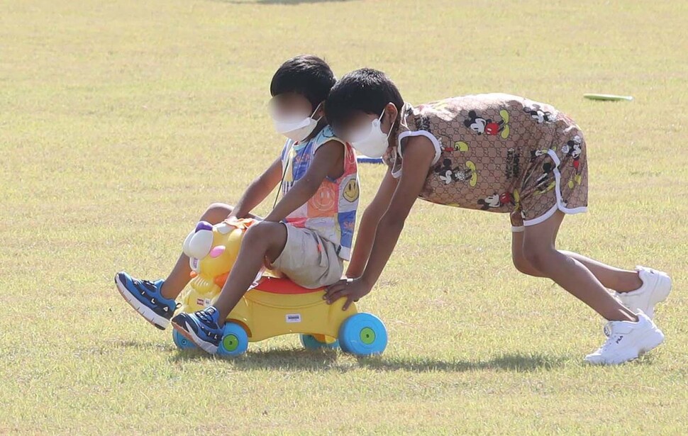 13일 오전 충북 진천군 국가공무원 인재개발원에서 자가격리를 마친 아프가니스탄 특별기여자 자녀들이 승용완구를 타며 놀고 있다. 진천/사진공동취재단