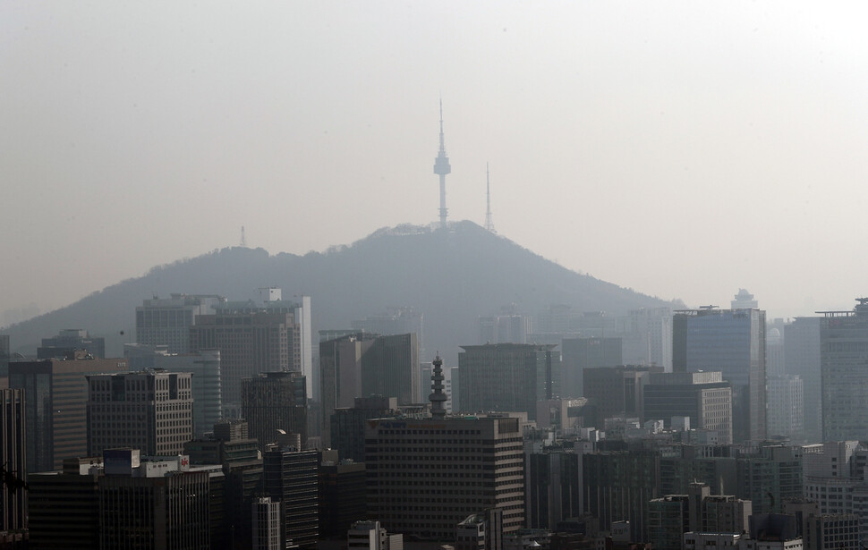 수도권 지역에 초미세먼지 위기 경보가 발령된 16일 오후 인왕산로에서 본 서울 도심이 뿌옇게 흐려져 있다. 신소영 기자