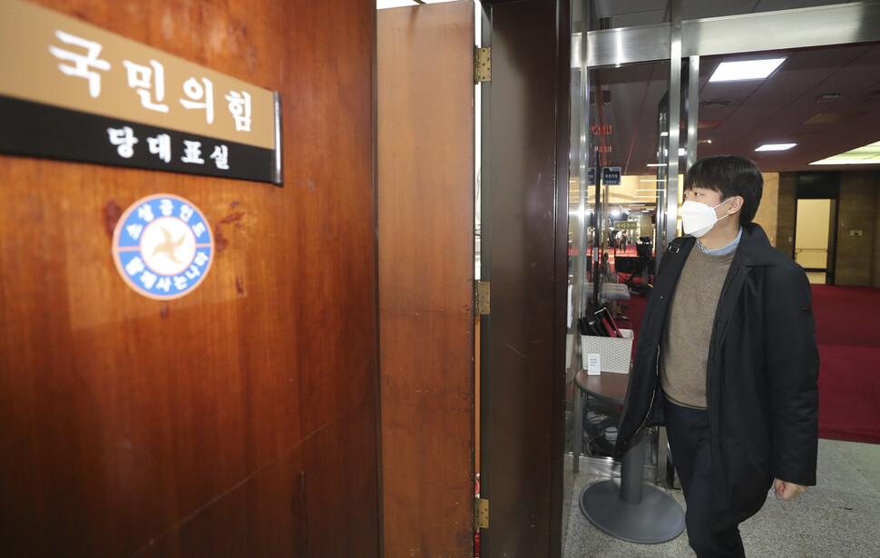 국민의힘 이준석 대표가 7일 오전 국회 당 대표실로 출근하고 있다. 공동취재사진