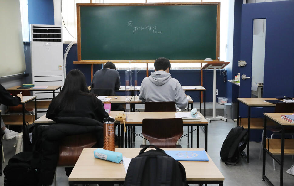 방역패스 적용이 해제된 시설에 대한 방역강화 조치가 적용된 7일 낮 경기도 광명시 하안동 한 학원에서 학생들이 거리를 두고 앉아 공부하고 있다. 광명/신소영 기자 viator@hani.co.kr