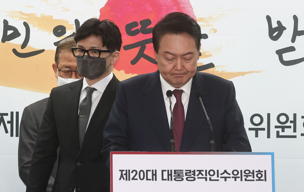 윤석열 대통령 당선자가 13일 서울 종로구 통의동 제20대 대통령직인수위원회 브리핑룸에서 열린 2차 내각 발표에서 한동훈 법무부 장관 후보자를 소개하고 있다. 공동취재사진