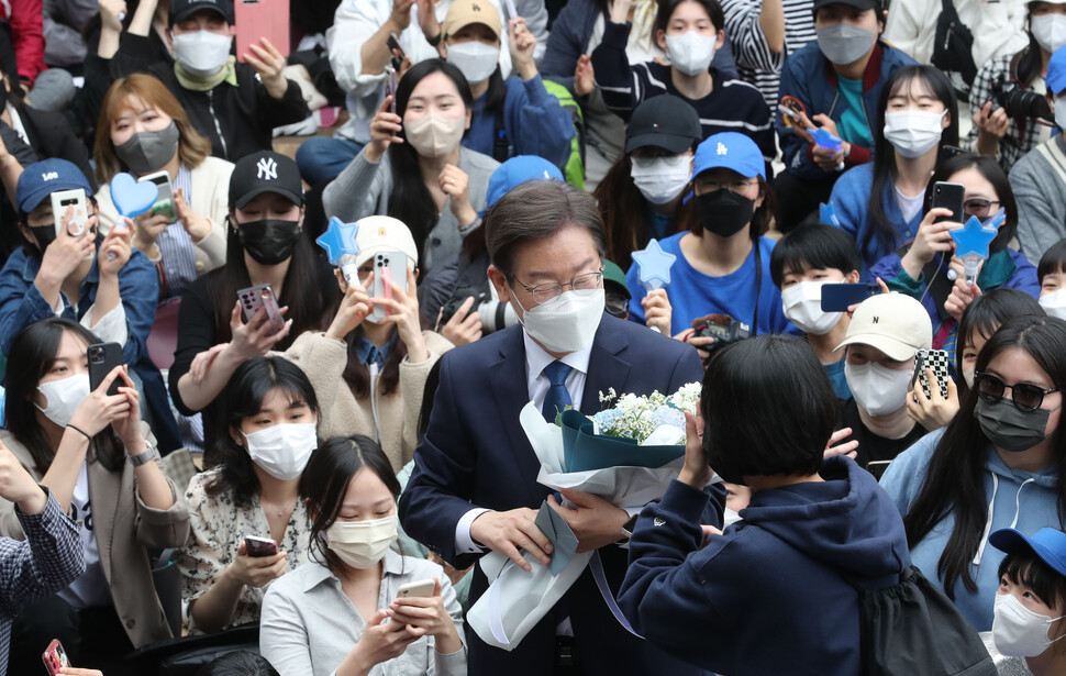 인천 계양을 국회의원 보궐선거에 나서는 이재명 더불어민주당 상임고문이 8일 인천 계양산 야외공연장에서 열린 출마 선언 기자회견에서 지지자들로부터 꽃다발을 받고 있다. 공동취재사진