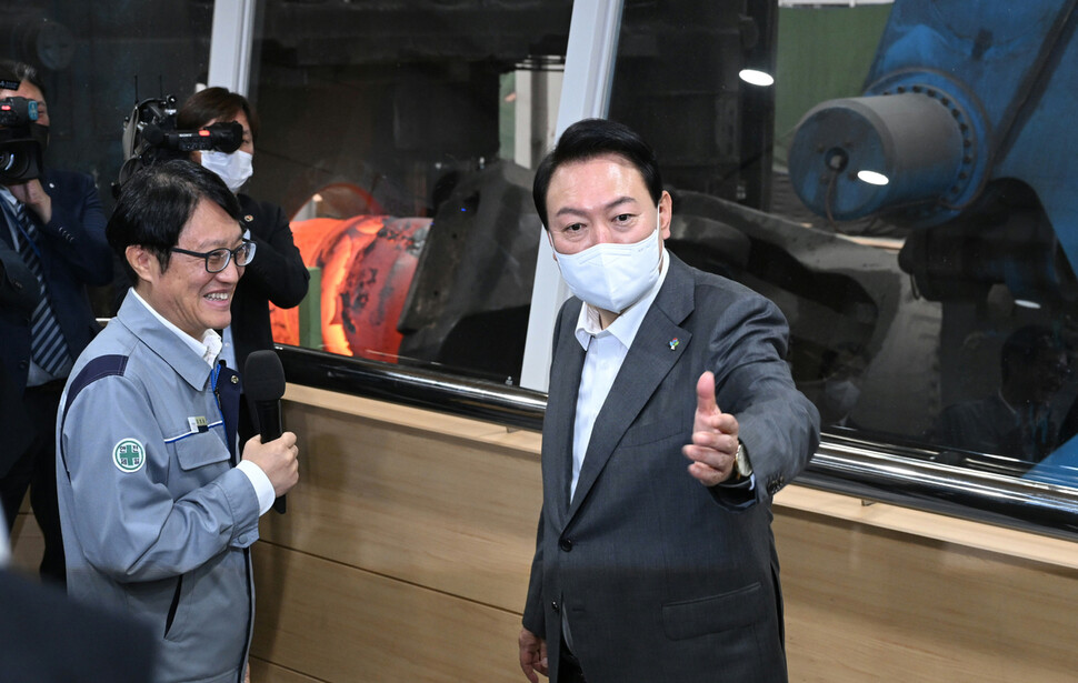 윤석열 대통령이 22일 경남 창원 성산구 두산에너빌리티 원자력 공장을 찾아 1만7000톤 규모의 프레스 설비가 있는 단조 공장을 둘러보고 있다. 대통령실사진기자단