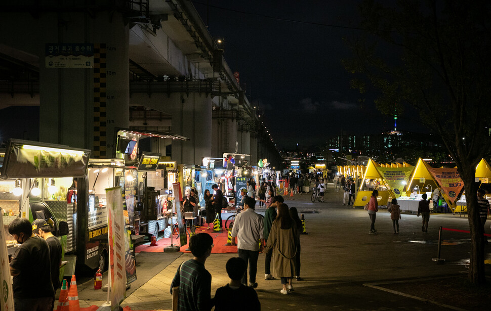 지난 2019년 열린 한강 야시장의 모습. 서울시 제공