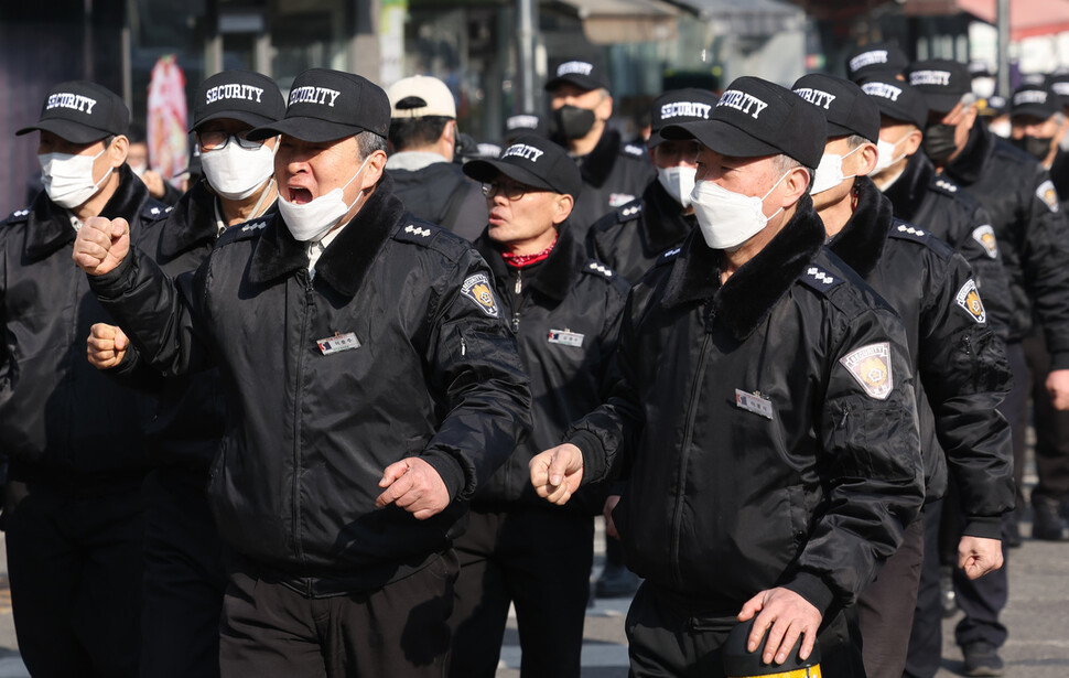 관리소장의 ‘갑질’을 폭로하는 내용의 유서를 남기고 극단적 선택을 한 경비원이 일했던 강남구 대치동 아파트 앞에서 20일 오전 동료 경비원들이 관리자 퇴진을 요구하는 결의대회를 열고 있다. 연합뉴스