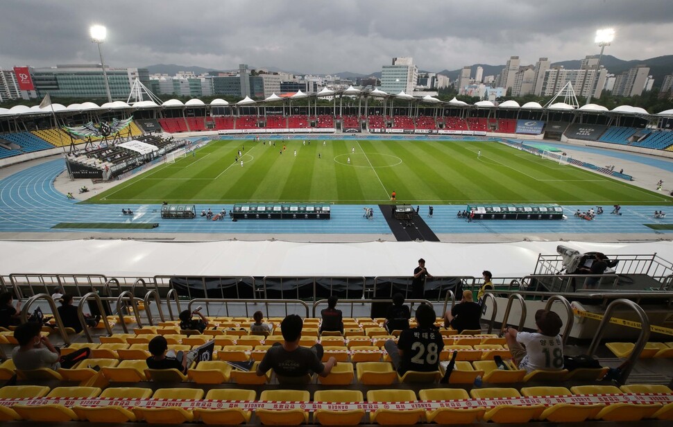 1일 오후 경기도 성남 탄천종합운동장에서 열린 성남에프시(FC)와 에프시(FC)서울의 경기를 찾은 관중들이 환호 대신 박수와 깃발로 응원하고 있다. 성남/백소아 기자