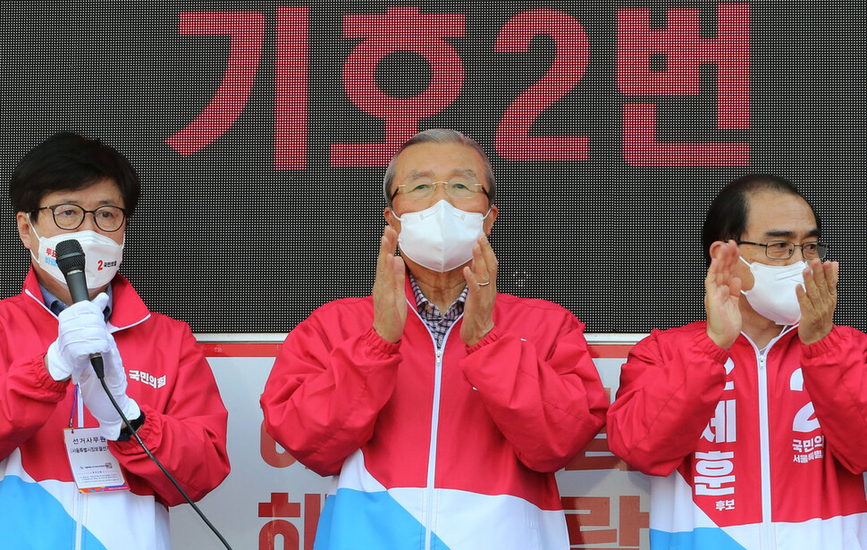 김종인 국민의힘 비상대책위원장이 6일 오후 서울 강남 대치역 사거리에서 지원 유세를 하고 있다. 공동취재사진