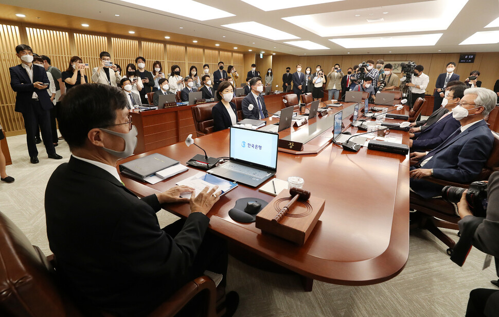 이창용 한국은행 총재가 26일 서울 중구 한국은행에서 열린 금융통화위원회 회의 시작을 기다리고 있다. 사진공동취재단