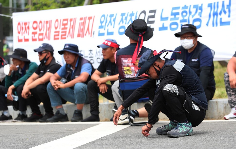 안전운임제 유지·확대를 요구하며 8일째 파업 중인 민주노총 공공운수노조 화물연대 조합원들이 14일 오후 경기도 의왕 내륙컨테이너기지(ICD) 앞에서 집회 도중 휴식을 취하고 있다. 의왕/강창광 선임기자