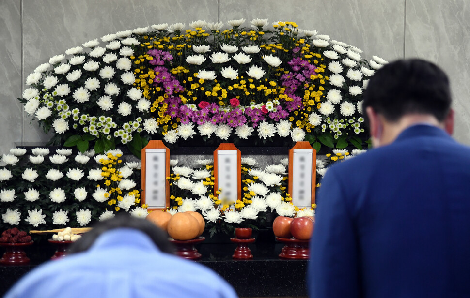 24일 오후 경기도 수원시 권선구 수원중앙병원 장례식장에 마련된 암ㆍ희귀병 투병과 생활고에도 불구하고 복지서비스의 도움을 받지 못하고 세상을 떠난 ''수원 세 모녀'' 빈소에 시민들이 찾아와 조문하고 있다. 연합뉴스