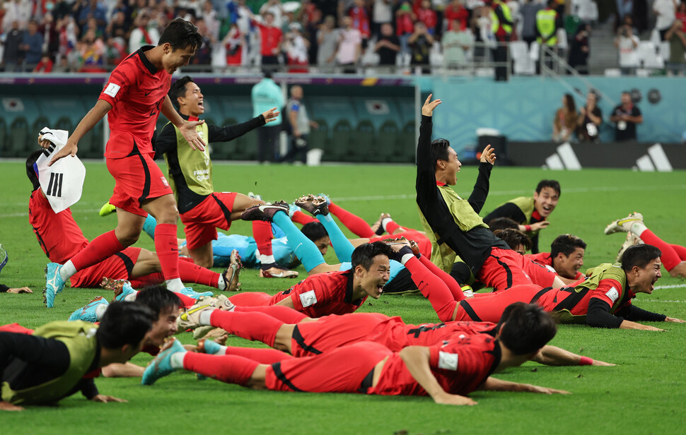 3일 오전(한국시각) 카타르 알라이얀의 에듀케이션 시티 스타디움에서 열린 2022 카타 월드컵 조별리그 H조 3차전 포르투갈과 경기에서 승리를 거두며 16강 진출에 성공한 대표팀 선수들이 기뻐하며 그라운드에서 슬라이딩 세리머니를 하고 있다. 알라이얀/연합뉴스