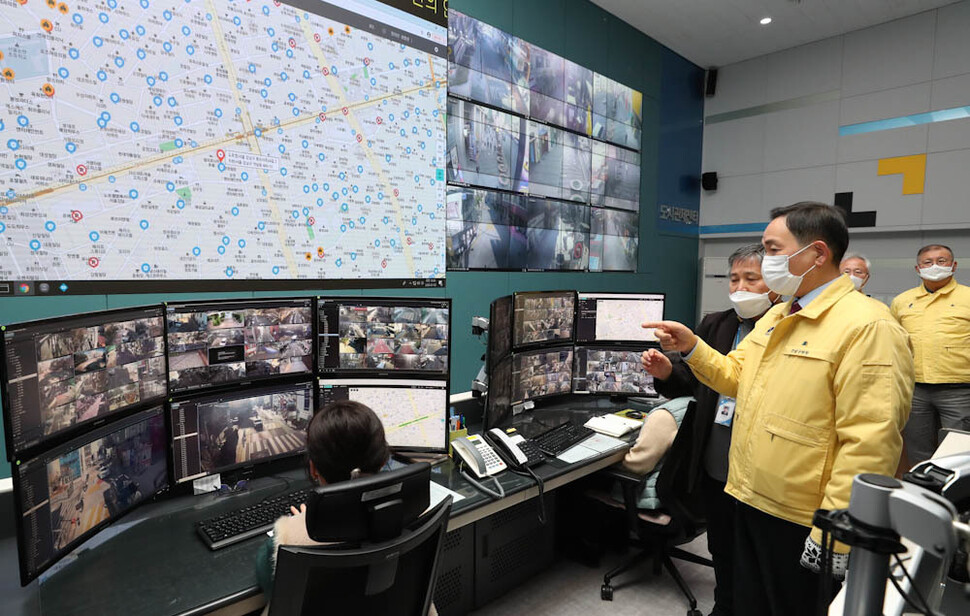 조성명 서울 강남구청장이 2일 오전 서울 역삼동 강남도시관제센터를 찾아 현장 점검을 하고 있다. 김정효 기자