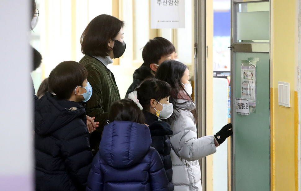 4일 오후 서울 마포구 염리초등학교 예비소집에 참석한 예비 초등학생과 학부모들이 교실을 살펴보고 있다. 김경호 선임기자 jijae@hani.co.kr