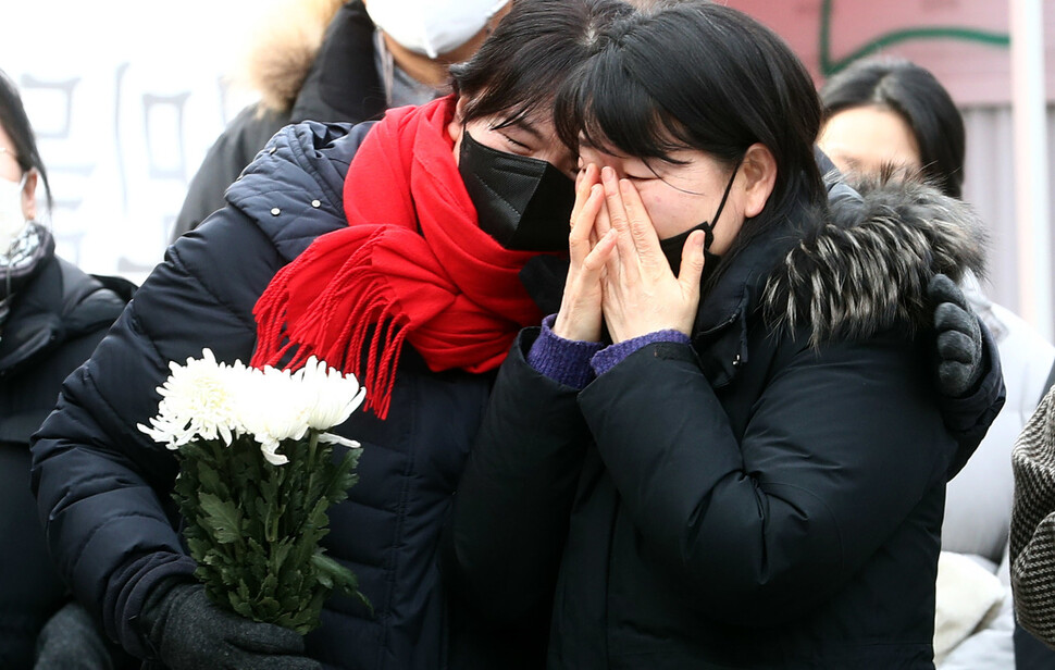 설날인 22일 오후 이태원 참사 희생자들의 분향소가 차려진 서울 녹사평역 앞 광장에서 희생자 유가족, 친척과 친구들이 설을 맞아 평소 고인들이 좋아했던 음식들로 상차림을 한 뒤 차례를 지내기에 앞서 서로를 위로하고 있다. 윤운식 선임기자