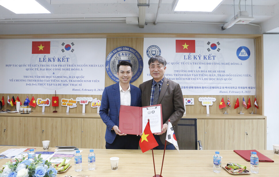 백석대학교와 베트남 하노이 동아시아기술대학의 학술교류협정 후 양측 관계자들이 기념촬영을 하고 있다.(왼쪽부터 동아시아기술대학 팜응옥투엔 대외협력부서장, 백석대 이계영 대외협력부총장)
