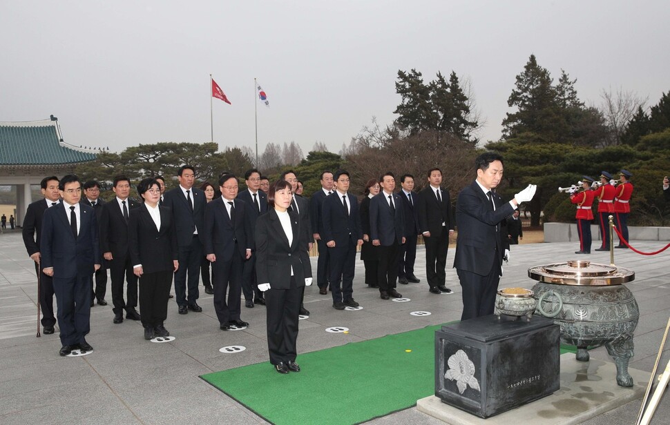 김기현 국민의힘 신임 당대표와 최고위원 및 지도부가 9일 오전 서울 동작구 국립서울현충원을 찾아 현충탑에서 참배하고 있다. 김봉규 선임기자