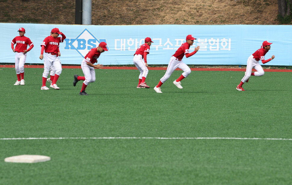 14일 오전 서울 용산 어린이정원 내 야구장에서 대통령실 초청 전국유소년 야구대회 결승전에 참가한 선수들이 훈련하고 있다. 윤운식 선임기자