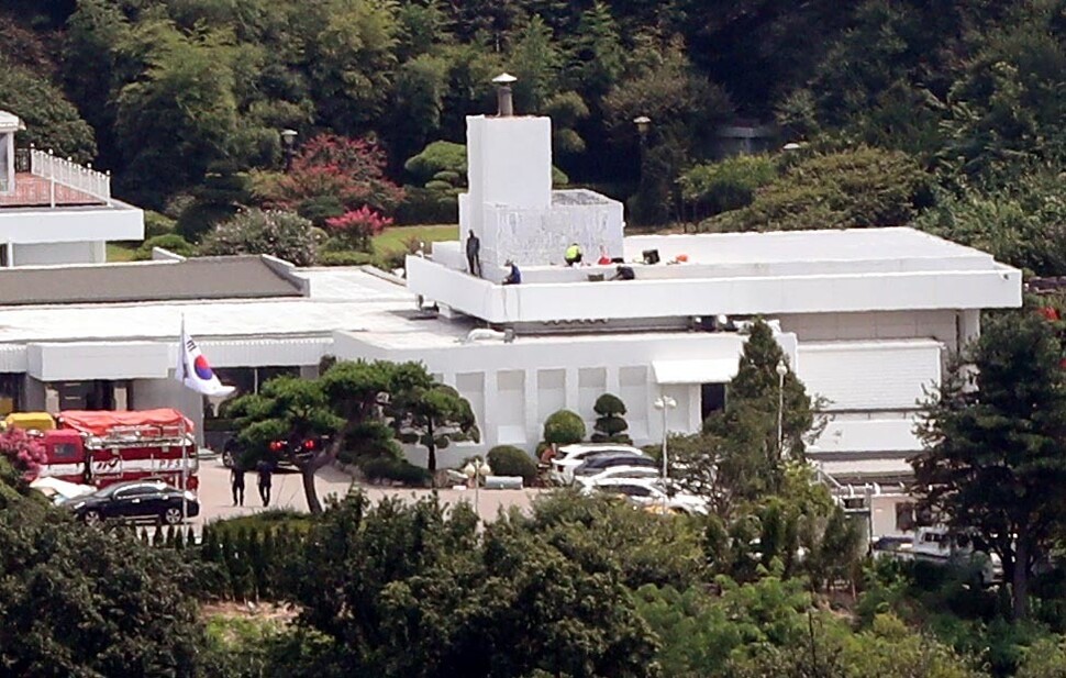 지난 18일 오전 서울 용산구 한남동 대통령 관저(옛 외교부장관 공관) 옥상에서 관계자들이 작업을 하고 있다. 박종식 기자 anaki@hani.co.kr