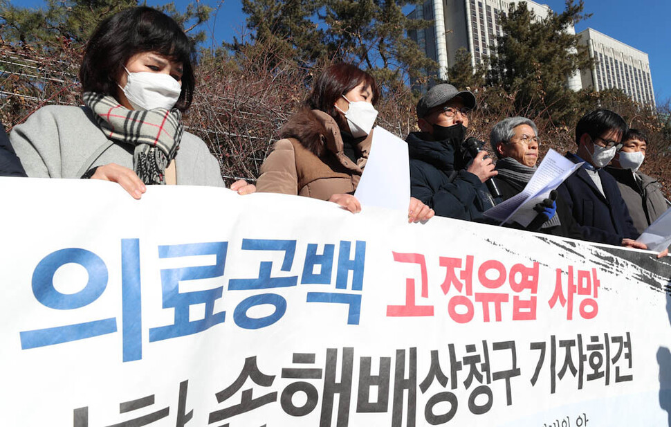 고 정유엽군의 아버지 정성재(왼쪽 셋째)씨가 16일 오전 서울 서초동 서울중앙지법 앞에서 연 손해배상 청구 기자회견에 참석해 심경을 밝히고 있다. 김정효 기자 hyopd@hani.co.kr