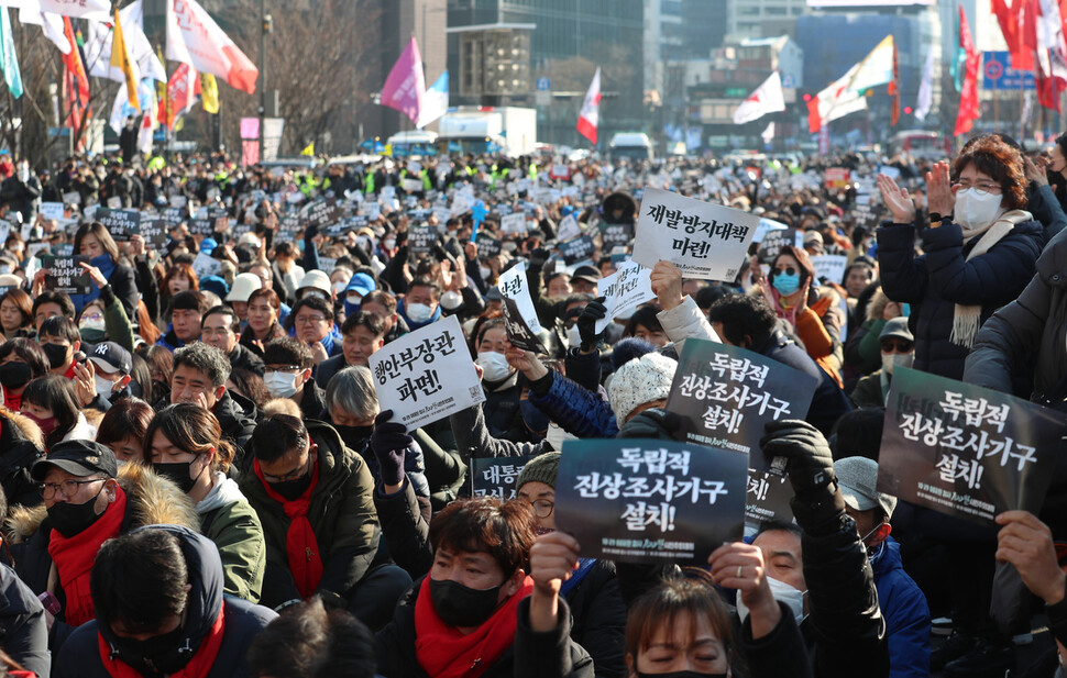 ‘10.29 이태원 참사 100일 시민추모대회’가 4일 오후 서울 중구 시청 옆 세종대로에서 열리고 있다. 경찰이 광화문광장에 차벽을 설치해 분향소 설치를 원천 차단하자, 유가족들이 서울도서관(옛 서울시청)앞에 이태원 참사 희생자 합동분향소를 설치한 뒤 이곳에서 추모대회 행사를 진행했다.&nbsp; 강창광 선임기자&nbsp;