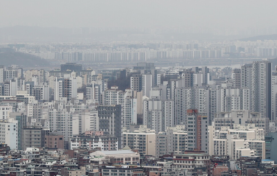 서울 남산에서 바라본 아파트 단지의 모습. 연합뉴스