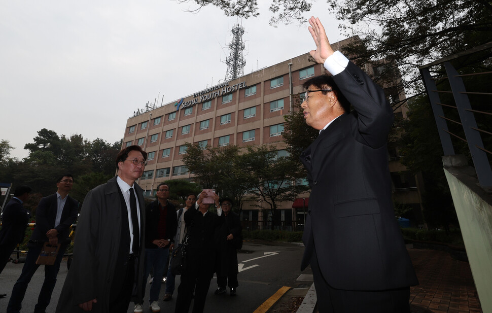 옛 중앙정보부 건물인 서울 중구 서울유스호스텔 건물 앞에서 최 교수의 동생 최종선씨가 당시 상황을 설명하고 있다. 신소영 기자