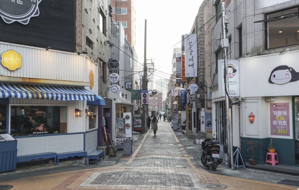 성탄절을 하루 앞둔 지난 24일 부산진구 전포동 카페거리가 예년보다 한산한 모습을 보이고 있다. 연합뉴스