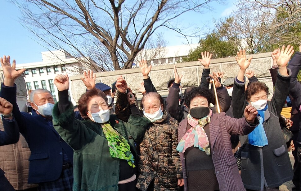 제주4·3 수형 행불인 유족들이 21일 무죄 선고를 받은 뒤 만세를 외치고 있다.