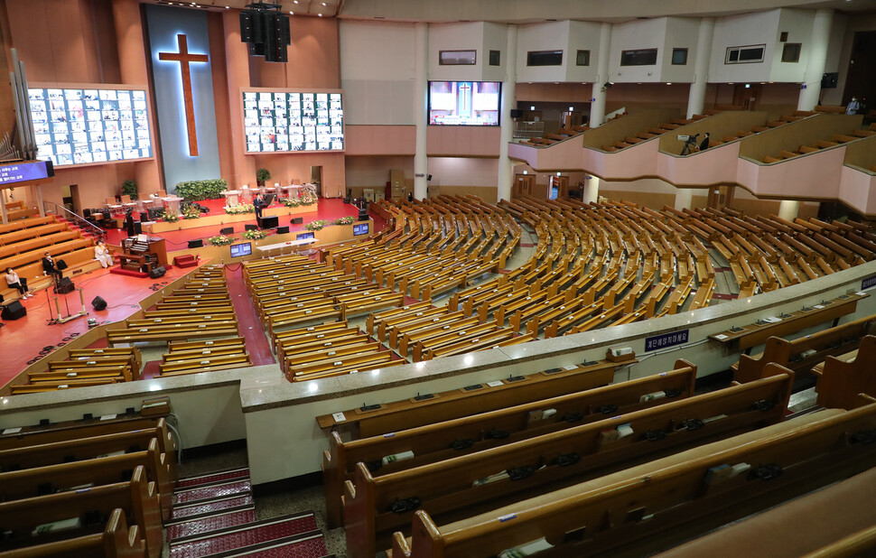 수도권에 사회적 거리두기 4단계가 적용 중인 18일 오전 서울 영등포구 여의도순복음교회에서 비대면으로 주일 예배가 진행되고 있다. 연합뉴스