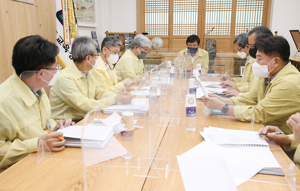 김병우 충북교육감(가운데) 등이 12일 영동지역 고교생 무더기 코로나19 감염증 확진과 관련해 비상대책회의를 하고 있다. 충북교육청 제공