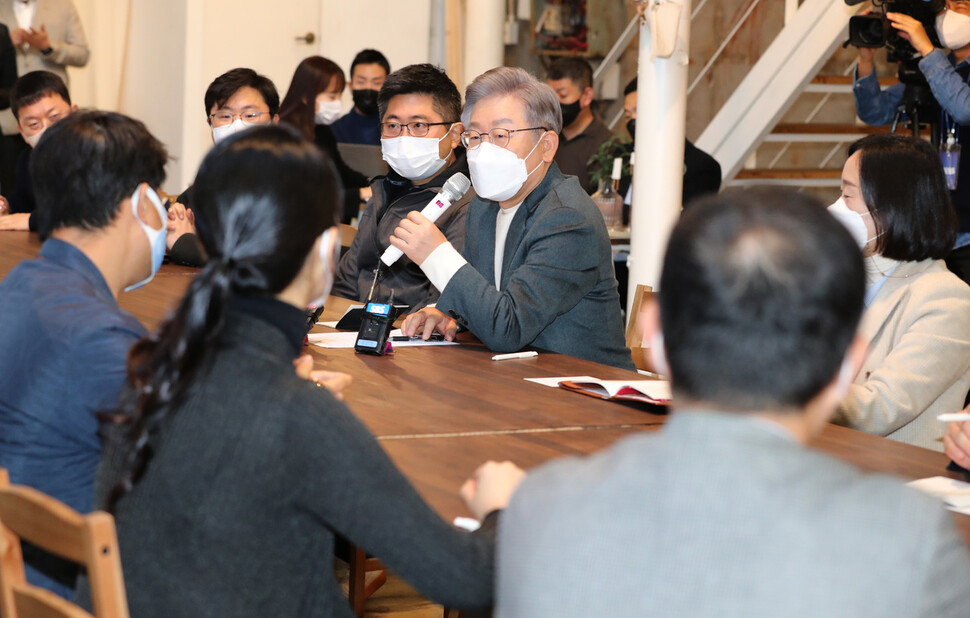 더불어민주당 이재명 대선후보가 13일 부산시 영도구 무명일기에서 열린 부산지역 스타트업·소셜벤처인과 간담회에서 인사말을 하고 있다. 연합뉴스