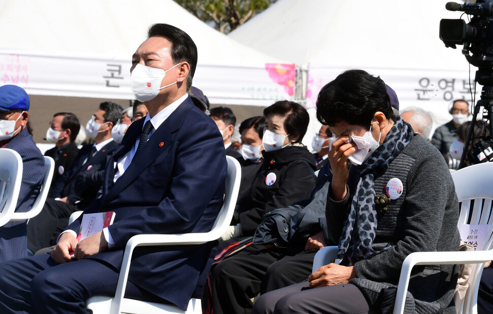 3일 오전 제주4·3평화공원에서 열린 제 74회 4·3희생자 추념식에 참석한 윤석열 당선자 옆에서 한 희생자 가족이 눈물을 흘리고 있다. 제주/공동취재사진